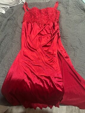 Elegant Red Lace Bodice Prom Dress with Side Slit
